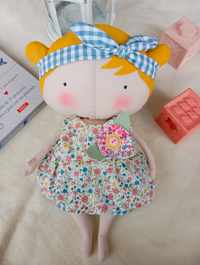 Muñeca Tilda hecha a mano con vestido de flores
