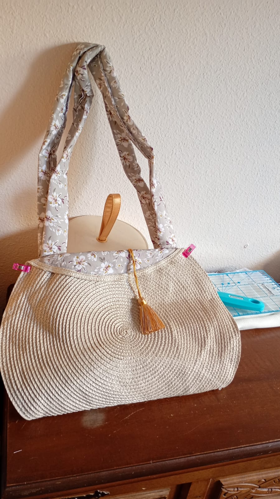 Bolso de rafia hecho por una alumna