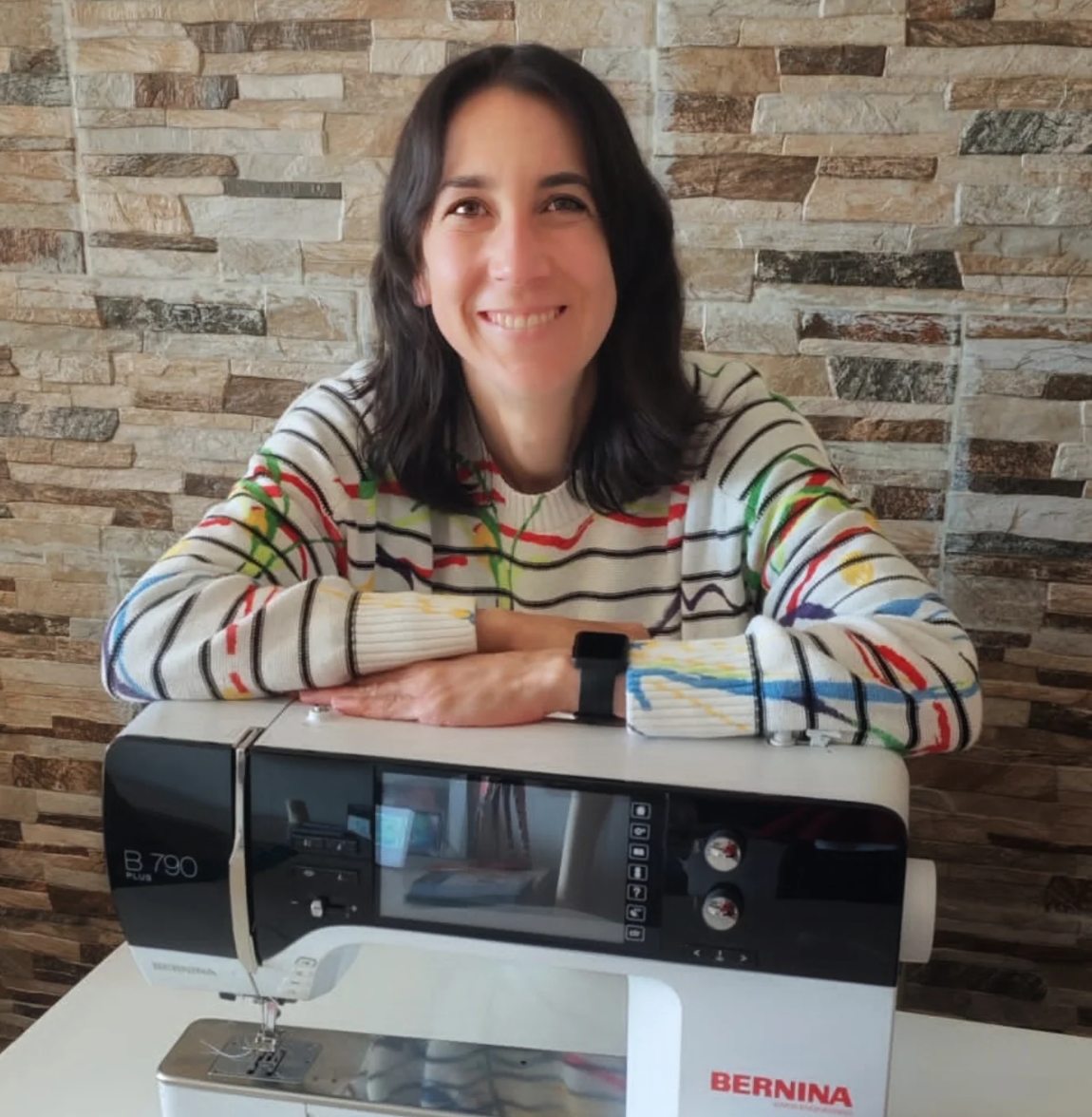 Patricia sonriendo junto a su máquina de coser